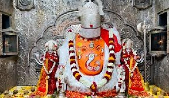MP News: Over 1.5 crore rupees in cash was recovered from donation boxes at Indore's renowned Khajrana Ganesh Temple, and devotees also donated gold and silver