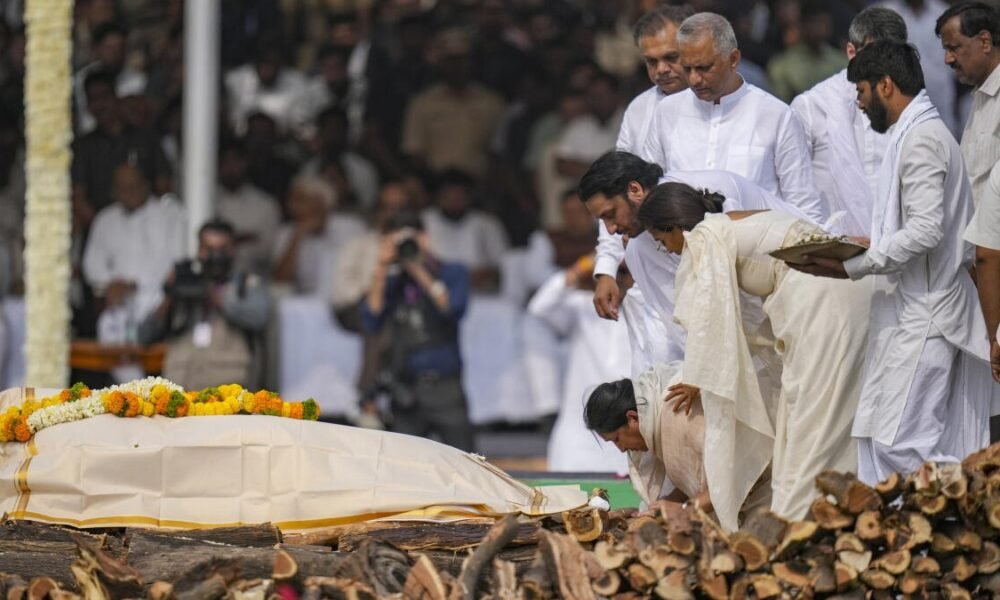 Ajit Pawar's last rites performed in Baramati, sons lit the funeral pyre; Maharashtra observes three days of state mourning