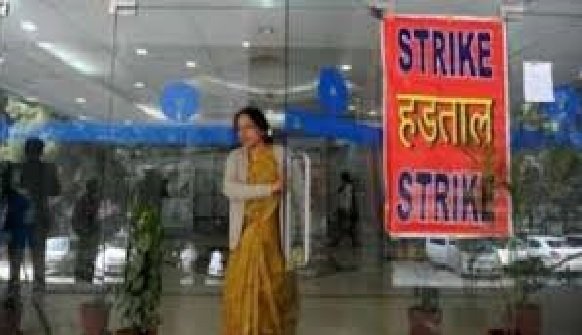 MP News: Bank employees in Madhya Pradesh go on strike demanding a 5-day week; 40,000 employees will be out, with more than 7,000 branches closed