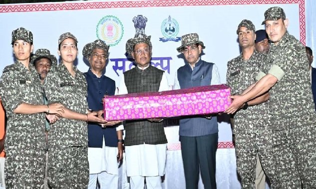 Chhattisgarh: CM Sai reached among the soldiers in Narayanpur, had dinner with the security forces