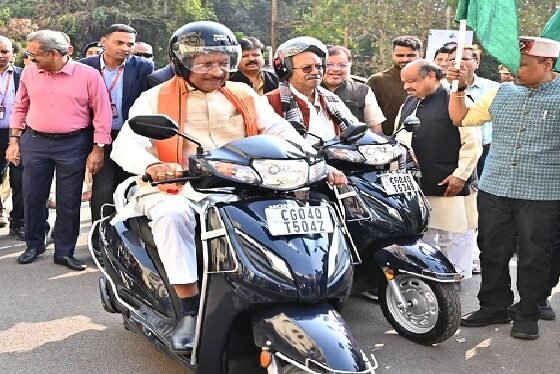 Raipur: Road accidents will only be reduced through public awareness: CM Vishnudev Sai, wearing a helmet and riding a scooter himself, gave the message of road safety