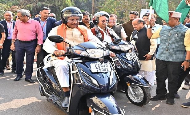 Raipur: Road accidents will only be reduced through public awareness: CM Vishnudev Sai, wearing a helmet and riding a scooter himself, gave the message of road safety