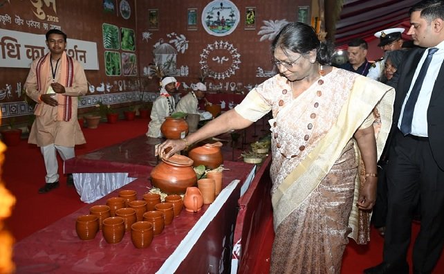 Bastar Pandum: President Murmu visited the Bastar Pandum exhibition, taking stock of everything from Dhokra to tribal cuisine