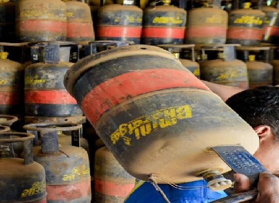 Raipur: New rules for commercial LPG distribution in Chhattisgarh, gas will be distributed to only 20% of the consumption, priority list decided