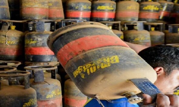 Raipur: New rules for commercial LPG distribution in Chhattisgarh, gas will be distributed to only 20% of the consumption, priority list decided