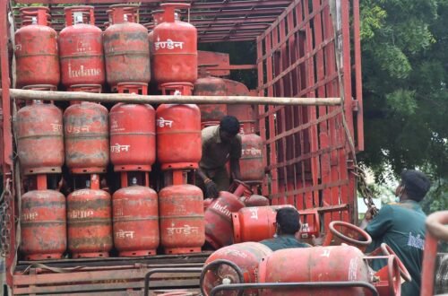 madhya pradesh lpg rule, mp commercial gas cylinder ban, lpg booking rule 25 days, jagdish devda committee, mp gas supply monitoring, lpg stock review mp, gas black marketing prevention, india lpg supply news