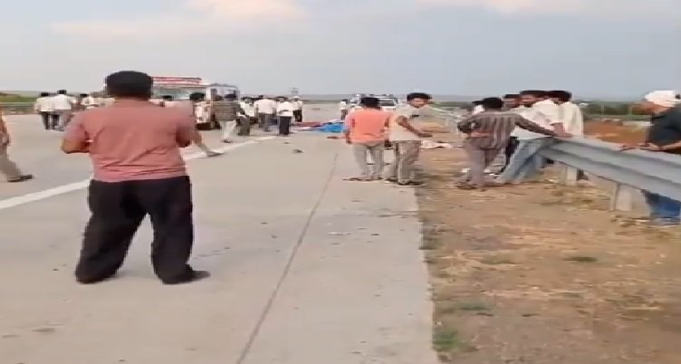 jalna accident, maharashtra road accident, women workers death jalna, nagpur mumbai expressway accident, truck tempo collision