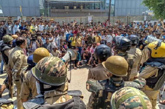 noida protest, salary hike up, workers protest noida, minimum wage increase up, noida violence, police action noida, up government decision, labour protest india