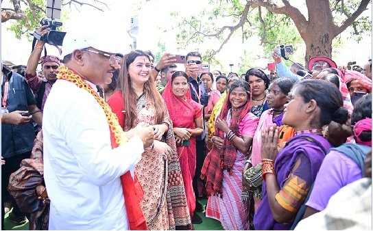 विष्णु देव साय, मुख्यमंत्री चौपाल, कमराखोल, लखपति दीदी, बिहान योजना, कबीरधाम, पंडरिया, छत्तीसगढ़ समाचार, मेधावी छात्र, महतारी सदन