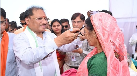 Vishnu Deo Sai, CM Sai, Sushasan Tihar 2026, Balodabazar news, Karhibazar camp, health department stall, eye glasses distribution, Chhattisgarh government, मुख्यमंत्री विष्णु देव साय, सुशासन तिहार, स्वास्थ्य योजना, बलौदाबाजार समाचार