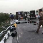 Unnao bus accident, Lucknow Agra Expressway accident, double decker bus overturned, Uttar Pradesh road accident, Yogi Adityanath, Siwan police, bus accident today, Lucknow Trauma Centre, highway accident India, उन्नाव बस हादसा