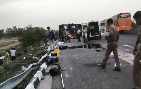 Unnao bus accident, Lucknow Agra Expressway accident, double decker bus overturned, Uttar Pradesh road accident, Yogi Adityanath, Siwan police, bus accident today, Lucknow Trauma Centre, highway accident India, उन्नाव बस हादसा