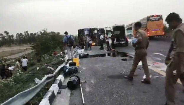 Unnao bus accident, Lucknow Agra Expressway accident, double decker bus overturned, Uttar Pradesh road accident, Yogi Adityanath, Siwan police, bus accident today, Lucknow Trauma Centre, highway accident India, उन्नाव बस हादसा