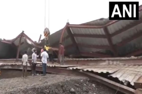 Kolkata Shed Collapse, Taratala Accident, Kolkata Warehouse Collapse, West Bengal News, Kolkata Rescue Operation, Taratala Godown Accident, Breaking News Kolkata
