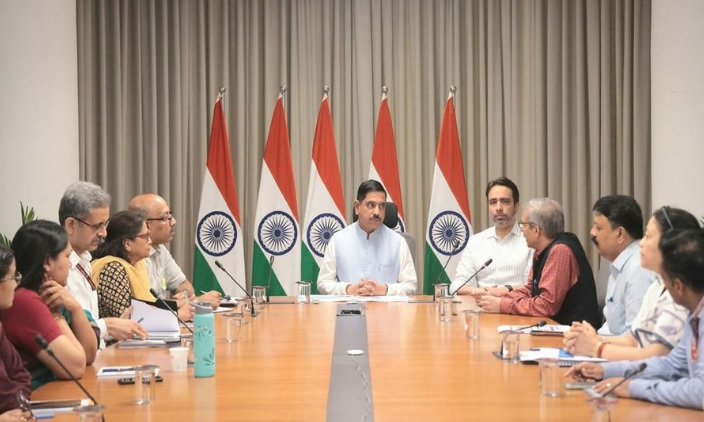 प्रह्लाद जोशी, शिक्षा मंत्रालय, धर्मेंद्र प्रधान इस्तीफा, Education Ministry, Cabinet Reshuffle, केंद्रीय मंत्री, मोदी सरकार, National News, Breaking News