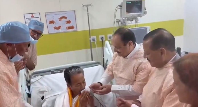 सोनम वांगचुक, NEET पेपर लीक, भूख हड़ताल, जेपी नड्डा, धर्मेंद्र प्रधान, नरेंद्र मोदी, पेपर लीक कानून, फास्ट ट्रैक कोर्ट, CJP, अभिजीत दीपके, परीक्षा प्रणाली, National News, Breaking News
