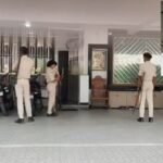 Bihar: ओपन स्कूलिंग बोर्ड के डिप्टी डायरेक्टर के घर EOU की रेड, करोड़ों की संपत्ति का खुलासा बिहार EOU रेड, अजय कुमार सिंह, बिहार बोर्ड डिप्टी डायरेक्टर, पटना छापेमारी, बेगूसराय रेड, आय से अधिक संपत्ति, 30 लाख कैश, बिहार समाचार, Economic Offences Unit, Bihar News