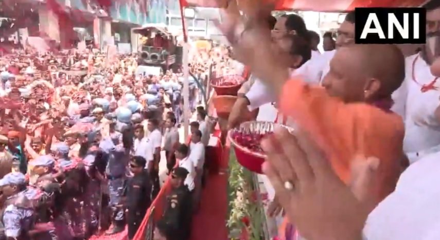कांवड़ यात्रा 2026, Kawad Yatra 2026, CM Yogi Adityanath, योगी आदित्यनाथ, मेरठ कांवड़ यात्रा, कांवड़ियों पर पुष्प वर्षा, Meerut News, Kanwar Yatra, Kanwariya, Bol Bam, Uttar Pradesh News, UP News, कांवड़ यात्रा