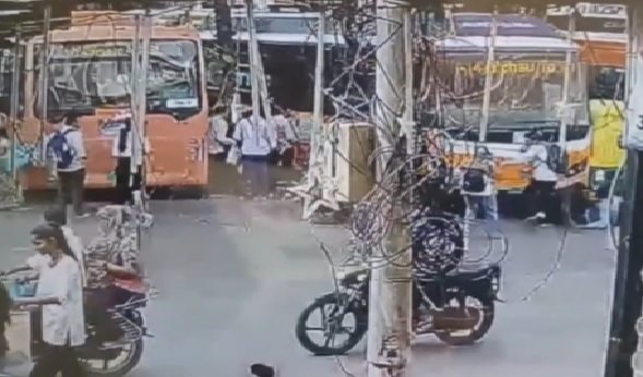 इंदौर बस हादसा, राजवाड़ा बस हादसा, मुख्यमंत्री सुगम बस सेवा, इलेक्ट्रिक बस हादसा, इंदौर न्यूज, बस ब्रेक फेल, राजवाड़ा हादसा