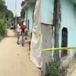 प्रयागराज: जमीन के नीचे छिपी करोड़ों की नकदी का मामला, रडार से तलाश, पुणे तक पहुंची जांच प्रयागराज के बरईपुर गांव में जमीन के नीचे दबे तीन ड्रमों से करोड़ों रुपये की नकदी मिलने के मामले की जांच करते पुलिस और अधिकारी।