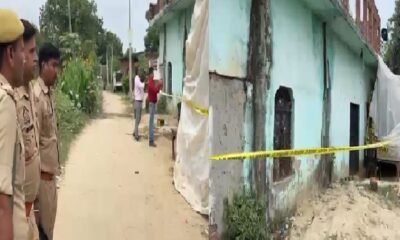 प्रयागराज के बरईपुर गांव में जमीन के नीचे दबे तीन ड्रमों से करोड़ों रुपये की नकदी मिलने के मामले की जांच करते पुलिस और अधिकारी।