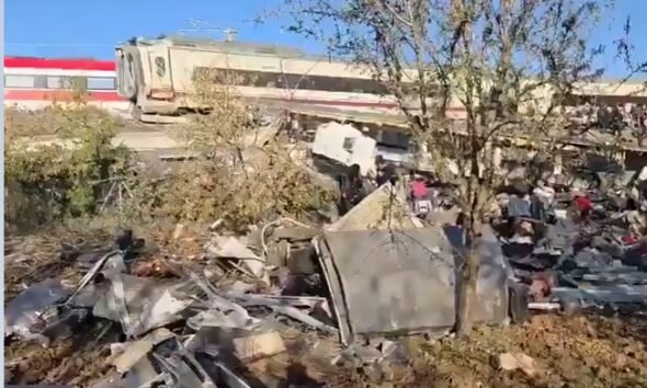 स्पेन के टोलेडो प्रांत में Renfe और Iryo हाई-स्पीड ट्रेनों की टक्कर के बाद पटरी से उतरे क्षतिग्रस्त डिब्बे।