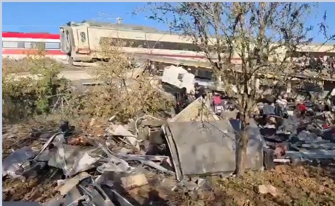 स्पेन के टोलेडो प्रांत में Renfe और Iryo हाई-स्पीड ट्रेनों की टक्कर के बाद पटरी से उतरे क्षतिग्रस्त डिब्बे।