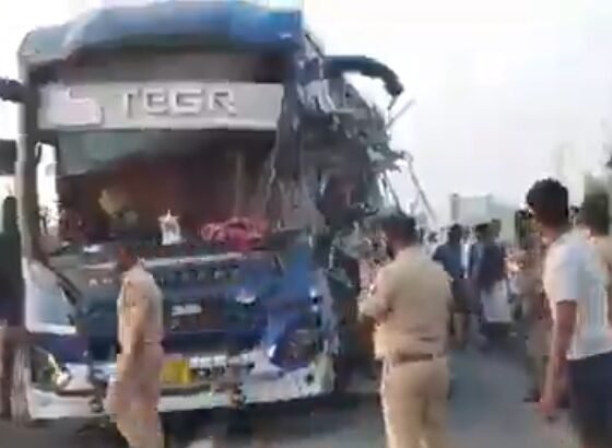 गोरखपुर लिंक एक्सप्रेसवे हादसा, अंबेडकरनगर सड़क हादसा, वॉल्वो बस ट्रेलर टक्कर, बस हादसा, Ambedkar Nagar Bus Accident, Gorakhpur Link Expressway Accident, Delhi Darbhanga Bus
