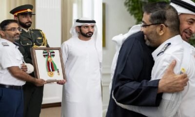 UAE में भारतीय पायलट कैप्टन स्मित मच्छर को बहादुरी के लिए सम्मानित किए जाने का दृश्य।
