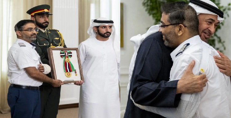 UAE में भारतीय पायलट कैप्टन स्मित मच्छर को बहादुरी के लिए सम्मानित किए जाने का दृश्य।